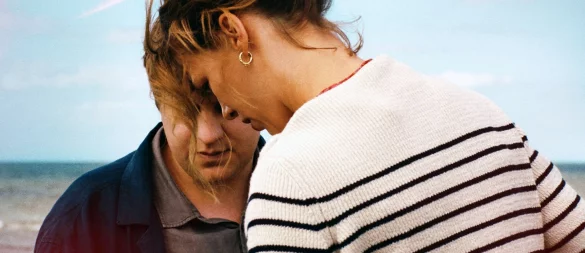 Leon (Thomas Schubert, l) und Nadja (Paula Beer) treffen an der Ostsee aufeinander. - © -/ZDF/Schramm Film/dpa