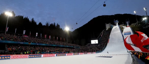 Geht es nach dem DSV, sollen 2031 in der Oberstdorfer Skisprung-Arena wieder Weltmeisterschaften stattfinden. - © Angelika Warmuth/dpa