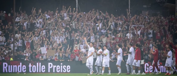 So friedlich wie hier nach dem Schlusspfiff des Spiels FC Aarau gegen Young Boys Bern ging es beim Pokalspiel nicht immer zu. - © Andreas Becker/KEYSTONE/dpa