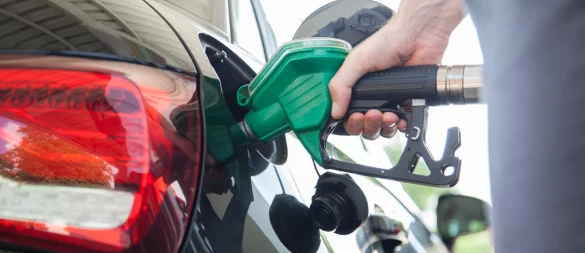 Oft wird man erst stutzig, wenn bereits die falsche Flüssigkeit fließt. Wurde der Motor noch nicht gestartet, reicht unter Umständen das Abpumpen des Gemisches. - © Christin Klose/dpa-tmn