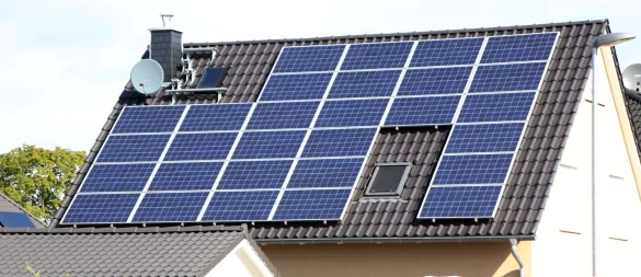 Wer seine PV-Anlage noch vor dem 1. August ans Netz gebracht hat, profitiert von einer geringfügig höheren Vergütung. Erfolgt die Installation erst nach dem Stichtag, gelten reduzierte Sätze. - © Nestor Bachmann/dpa-tmn