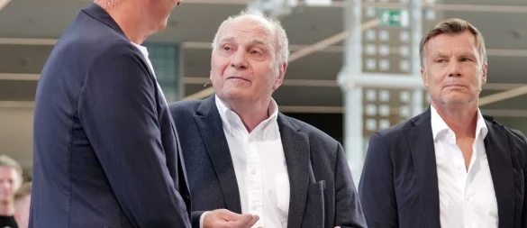 Uli Hoeneß (m) bezieht im Doppelpass Stellung. - © Uwe Lein/dpa