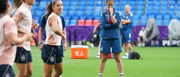 Spaniens Trainerin Montse Tomé beim Abschlusstraining vor dem Finale. - © Alessandra Tarantino/AP/dpa