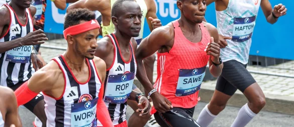 Favorit Sabastian Sawe (M) setzte sich schon früh im Berlin-Marathon ab. - © Andreas Gora/dpa