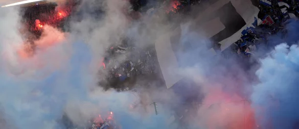 Schon vor dem Spiel sorgten die HSV-Fans für Festtagsstimmung im Volkspark. - © Marcus Brandt/dpa