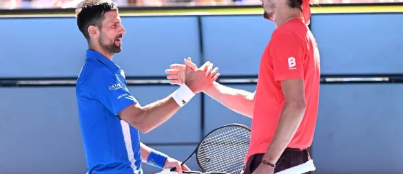 Novak Djokovic (l) und Alexander Zverev kennen sich gut. - © James Ross/AAP/dpa