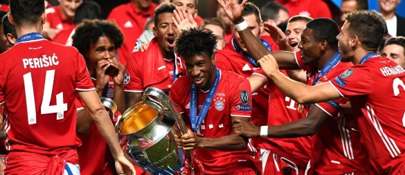 Kingsley Coman mit dem Champions-League-Pokal 2020 in Lissabon. - © Michael Regan/Getty Images via UEFA/dpa