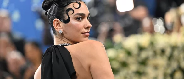 Dua Lipa gehört zu den großen Popsängerinnen der Gegenwart - hier bei der Met Gala 2025. (Archivbild) - © Evan Agostini/Invision/dpa
