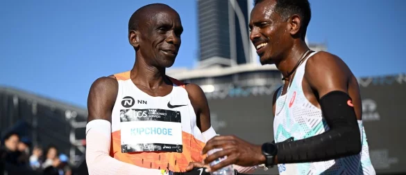Marathon-Star Eliud Kipchoge (l) war in Sydney ohne Chance gegen Sieger Hailemaryam Kiros. - © Bianca De Marchi/AAP/dpa