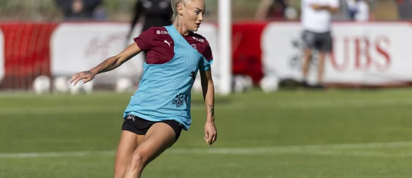 Alisha Lehmann und ihre Schweizer Kolleginnen hatten gegen die U15-Jungs des FC Luzern keine Chance. - © Cyril Zingaro/KEYSTONE/dpa