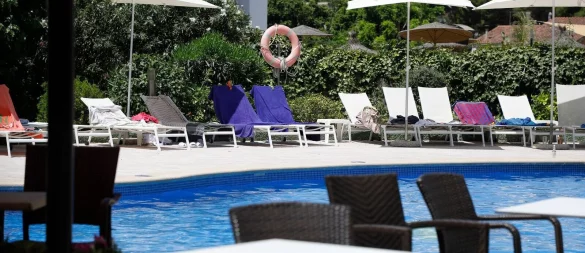 So nicht: Viele Hotels haben inzwischen Regeln eingeführt, die das Reservieren von Liegen mit Handtüchern verbieten. - © Clara Margais/dpa/dpa-tmn