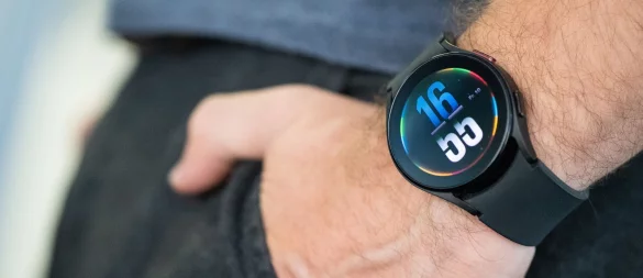 Smartwatch am Handgelenk: Regelmäßige Tragepausen helfen der Haut, sich zu regenerieren. - © Franziska Gabbert/dpa-tmn