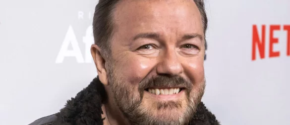 Ricky Gervais wird in Hollywood mit einer Sternenplakette verewigt. (Archivbild) - © Charles Sykes/Invision/dpa