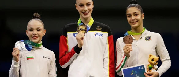 Darja Varfolomeev freut sich über ihr Mehrkampf-Gold. - © Bruna Prado/AP/dpa