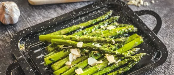 Mit Parmesan, Chiliflocken oder Balsamico-Creme verfeinert, lässt sich der gegrillte grüne Spargel pur, als Beilage oder mit einem leckeren Dip genießen. - © Anja Würfl/die-frau-am-grill.de/dpa-tmn