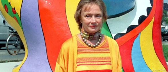 Die damals 67 Jahre alte Künstlerin Niki de Saint Phalle steht in Hannover vor ihren als «Nanas» geschaffenen Freiluftfiguren. (Foto vom 17.07.1998) - © Wiebke Langefeld/dpa