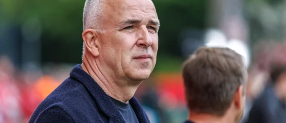 Union-Präsident Dirk Zingler distanziert sich klar von den rassistischen Rufen eines Fans. - © Andreas Gora/dpa