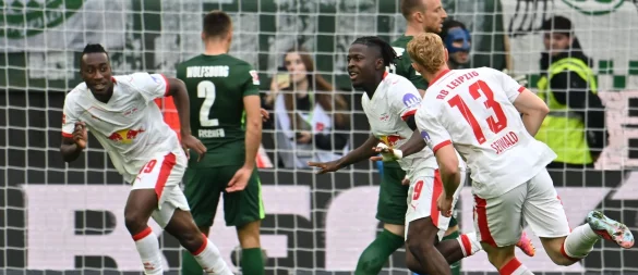 Das 600. Tor der Leipziger Bundesliga-Geschichte: Johan Bakayoko (r) jubelt über das 1:0 in Wolfsburg. - © Swen Pförtner/dpa