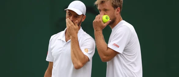 Kevin Krawietz (r) und Tim Pütz enttäuschen in Wimbledon. - © Bradley Collyer/PA Wire/dpa