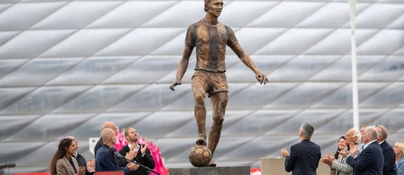 Franz Beckenbauer steht jetzt als in Bronze gegossenes Denkmal vor der Allianz Arena des FC Bayen München. - © Leonie Asendorpf/dpa