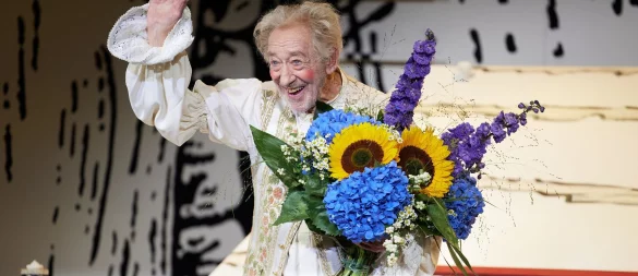 «Happy Birthday»: Zum Geburtstag bekam Hallervorden einen großen Blumenstrauß und ein Ständchen. - © Joerg Carstensen/dpa
