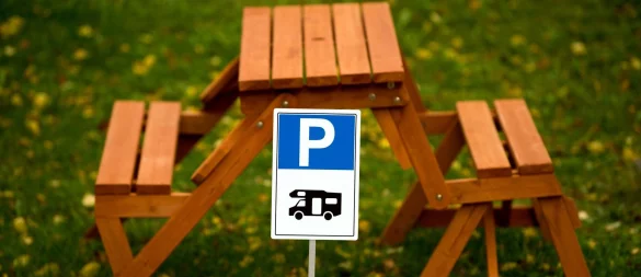 Speziell ausgewiesene Wohnmobil-Parkplätze suchen Camper laut ADAC an vielen Raststätten vergeblich. - © Arno Burgi/dpa-Zentralbild/dpa-tmn