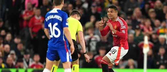 Casemiro (r) erzielte das 2:1 für Manchester United gegen Athletic Bilbao. - © Martin Rickett/PA Wire/dpa