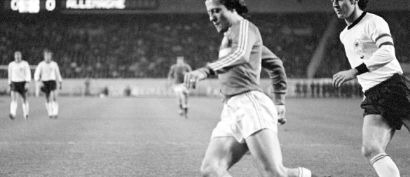 Bernard Lacombe (l) starb nach Angaben seines langjährigen Clubs Olympique Lyon. - © picture-alliance/ dpa