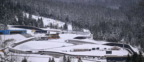 Die Lotto Thüringen Eisarena Oberhof, eine Kunsteisbahn für den Rennrodel-Sport, übernimmt den Weltcup 2026 und damit den letzten Wettbewerb vor Olympia von Königssee. - © Martin Schutt/dpa