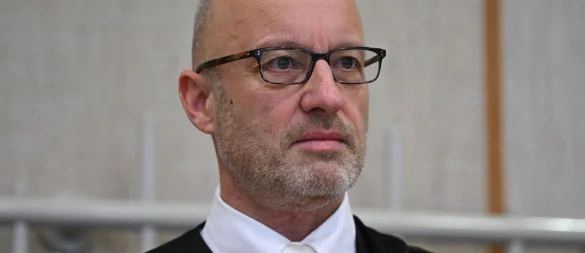 Anwalt Jan Olaf Leisner hat den im Zuge des Sommermärchen-Prozesses gegen den DFB erhobenen Vorwurf der Steuerhinterziehung zurückgewiesen. - © Arne Dedert/dpa/POOL/dpa