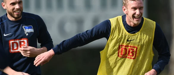 Der frühere Hertha-Profi John Heitinga (l) wird Trainer bei Ajax Amsterdam. - © picture alliance / dpa