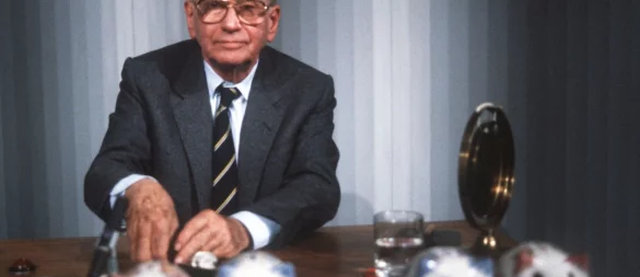 «Welches Schweinderl hätten Sie denn gern?»: Quizmaster Robert Lembke 1985 mit den berühmten «Was bin ich?»-Sparschweinen. - © picture alliance / dpa