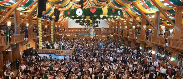 Einige Bayern-Profis und auch Coach Kompany haben sich bereits auf dem Oktoberfest umgesehen. - © Felix Hörhager/dpa