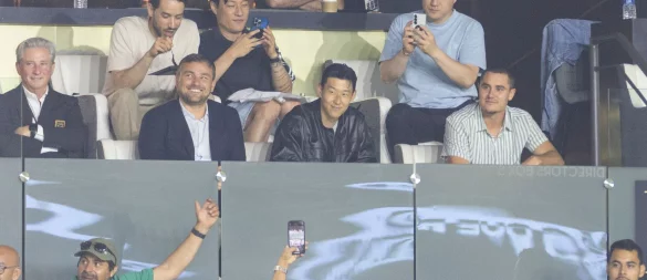 Heung-Min Son (M) verfolgt das Spiel seines neuen Clubs von der Tribüne. - © Ringo Chiu/ZUMA Press Wire/dpa