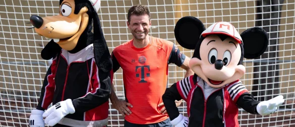 Thomas Müller mit Goofy und Micky Maus. - © Sven Hoppe/dpa