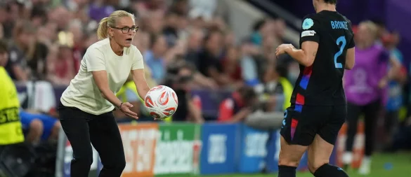 Auf Ballhöhe: Englands Trainerin Sarina Wiegman. - © Alessandra Tarantino/AP/dpa