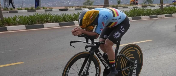 Der Belgier Remco Evenepoel beim Einzelzeitfahren der WM in Ruanda. - © Jerome Delay/AP/dpa