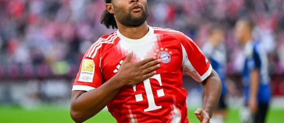 Serge Gnabry jubelt nach seinem Tor. Die Brust des Nationalspielers ist gerade breit. - © Sven Hoppe/dpa