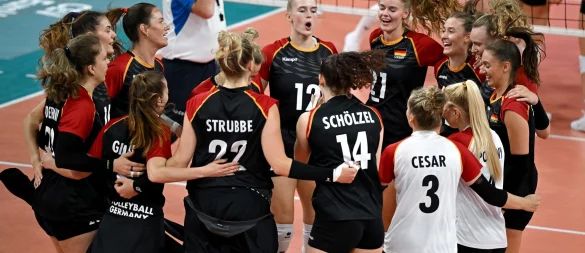 Die deutschen Volleyballerinnen haben sich für die EM 2026 qualifiziert. - © Arne Dedert/dpa