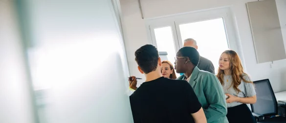 Die Lösung weit vor allen anderen erkannt: Hochbegabte sollten ihren hohen IQ im Team nicht unbedingt offenlegen - die Reaktionen sind häufig nicht nur wohlwollend. - © Zacharie Scheurer/dpa-tmn