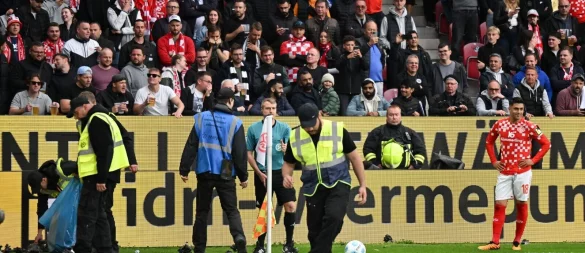 Die Anhänger von Eintracht Frankfurt warfen im Derby gegen den FSV Mainz 05 Gegenstände aufs Feld. - © Arne Dedert/dpa