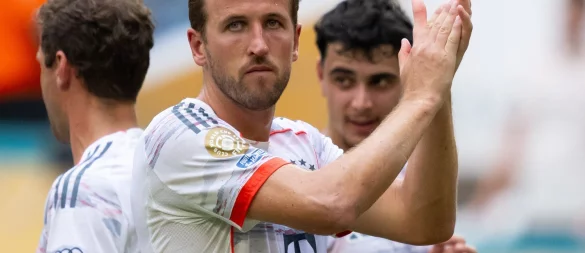 Bayerns Vorarbeiter und Matchwinner Harry Kane applaudiert den Fans. - © Sven Hoppe/dpa