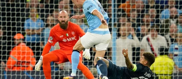 Für dieses Foul sah Di Lorenzo (rechts) Rot, Haaland traf gegen Neapel dennoch - und hat nun 50 Champions-League-Tore erzielt. - © Dave Thompson/AP/dpa