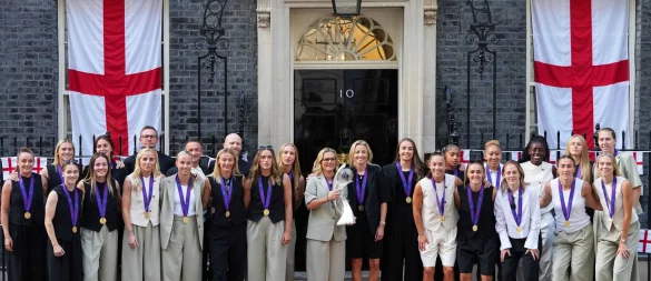 Die englischen Fußballerinnen und Trainerin Sarina Wiegman (mit Pokal) beim Empfang in der Downing Street. - © Kirsty Wigglesworth/AP/dpa
