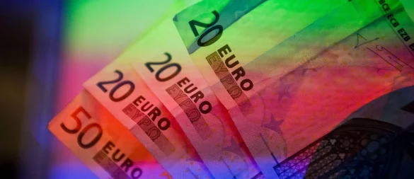 Nicht einfach nur ein Tauschmittel: Oft messen Menschen Geld deutlich mehr Bedeutung bei. - © Frank Rumpenhorst/dpa/dpa-tmn