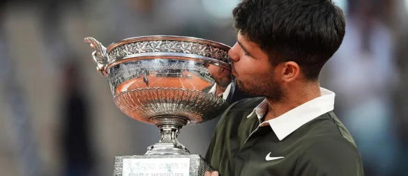 Carlos Alcaraz holt seinen fünften Grand-Slam-Titel. - © Thibault Camus/AP/dpa