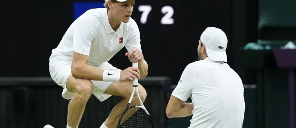 Jannik Sinner (l) kümmert sich um Grigor Dimitrow. - © Jordan Pettitt/PA Wire/dpa