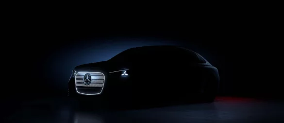 Geheimnisvolle Sil­hou­et­te der neuen elektrischen C-Klasse von Mercedes-Benz - © Mercedes-Benz Group AG/dpa-tmn
