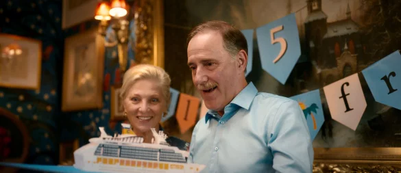 Alice und Peter werden auf eine Kreuzfahrt geschickt. - © Tobias Dengler/ZDF/dpa