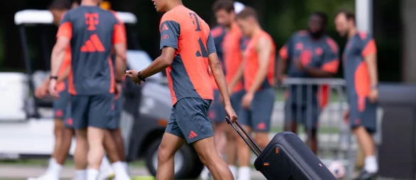Jamal Musiala zieht eine Musikbox auf den Trainingsplatz. Gegen Flamengo soll der Bayern-Star auf dem Platz für die Musik sorgen. - © Sven Hoppe/dpa
